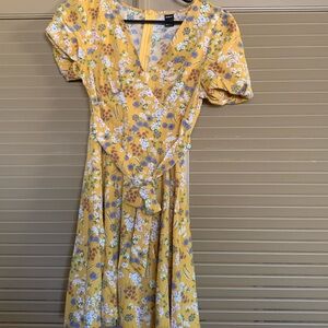 SHEIN XS=2 yellow flower print wrap dress. In wonderful condition. Never worn.